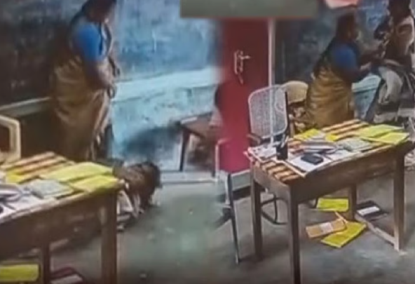 பெண் தலைமை ஆசிரியையை தாக்கிய ஆசிரியை; மாணவர்கள் முன்னிலையில் அதிர்ச்சி சம்பவம் – காணொளி வைரல்